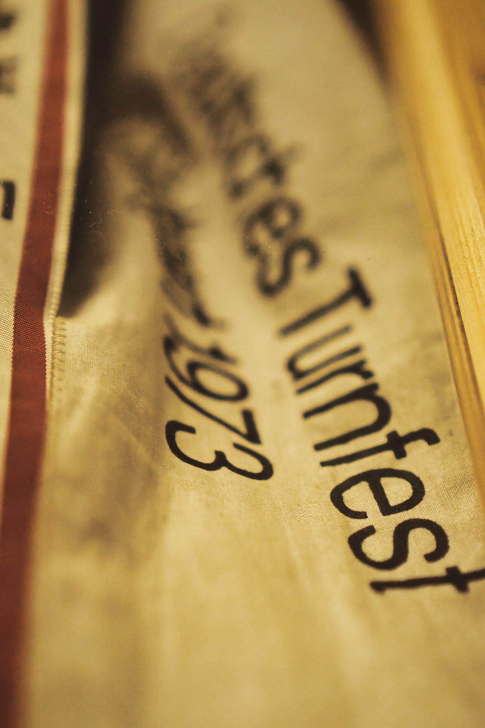 Nahaufnahme eines alten Plakats mit der Aufschrift „1. Deutsches Turnfest 1973“.