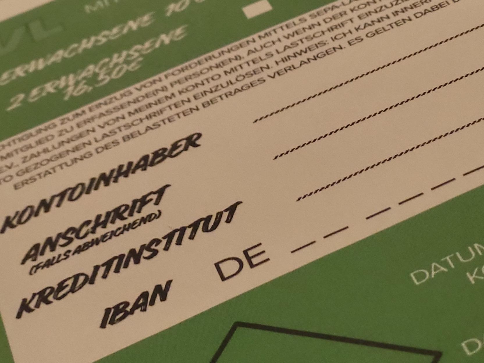 Formularseite mit Feldern f&uuml;r Kontoinhaber, Anschrift, Kreditinstitut und IBAN auf gr&uuml;nem Hintergrund.