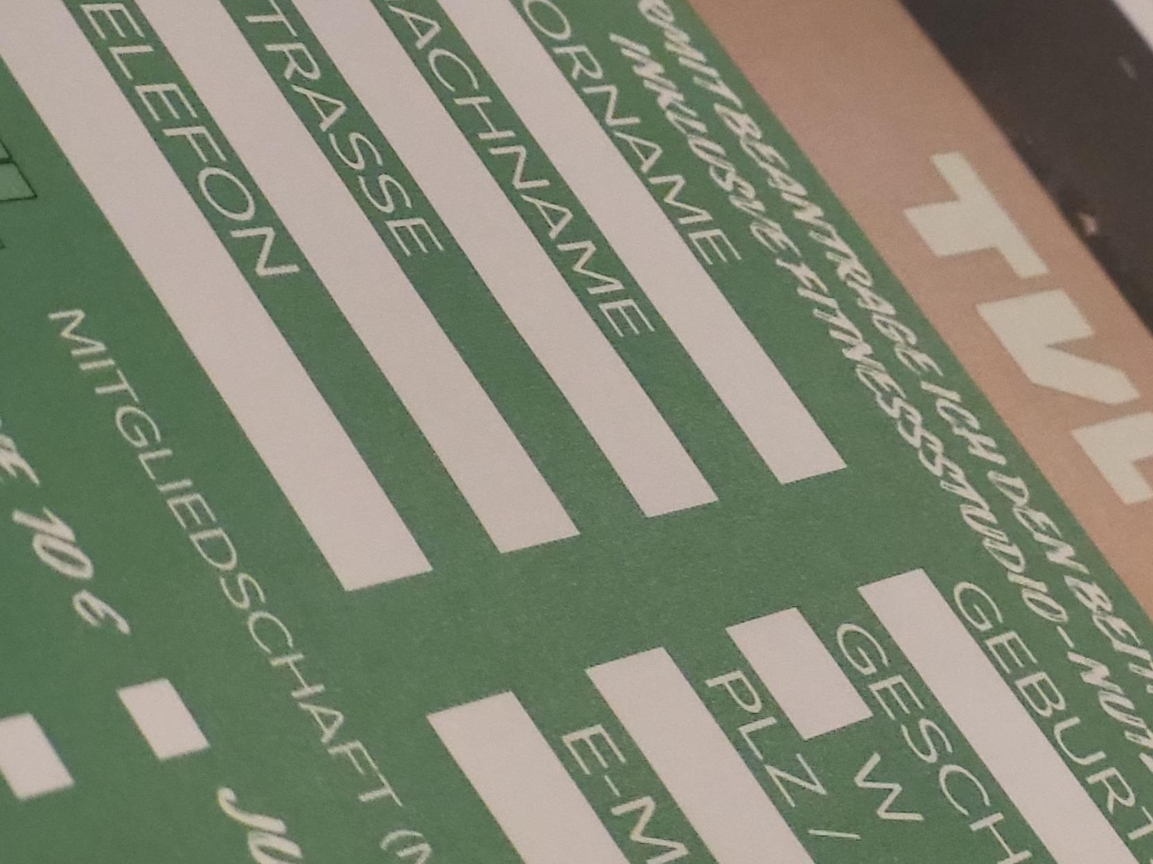 Formular zur Mitgliedsanmeldung mit Feldern f&uuml;r pers&ouml;nliche Informationen und einem Logo im Hintergrund.